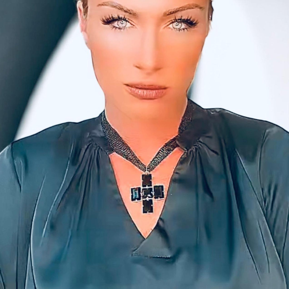 POPUP COLLIER GRAPHIQUE CROIX CRYSTAL NOIR