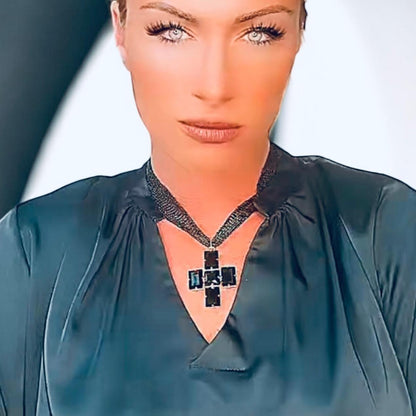 POPUP COLLIER GRAPHIQUE CROIX CRYSTAL NOIR