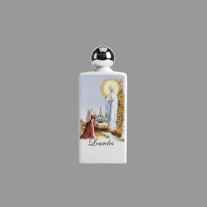 Flacon d’eau de lourdes 2026 en céramique ou porcelaine émaillée blanche avec image pieuse de sainte bernadette soubirous et l’apparition de la vierge marie dans la grotte de massabielle| bouteille souvenir religieux et dévotion spirituelle sanctuaire