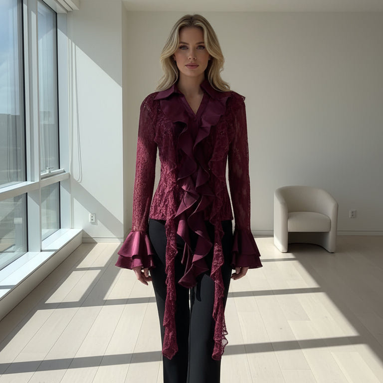 POPUP 27527 chemise tout en dentelle avec des volants en satin, qui forment un joli décolleté en V et descend jusqu au bas de la chemise