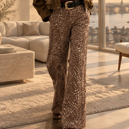 Pantalon Bambi HU0038 – pantalon large femme à imprimé faon beige et blanc, taille haute et jambes fluides, style animalier chic à associer avec des hauts unis pièce originale pour composer une tenue décontractée avec un pull ou une chemise