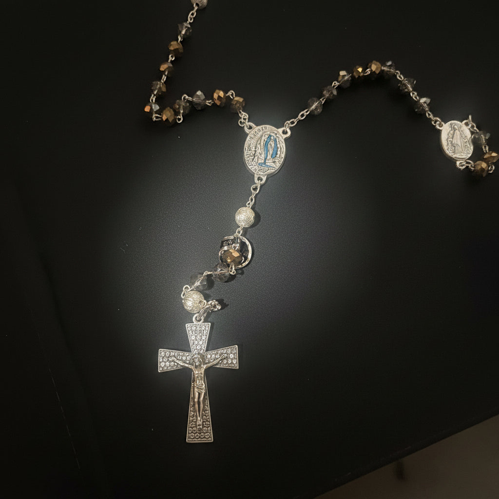 chapelet en acier inoxydable argenté avec magnifiques perles marron cuivre, médaille de la vierge sertie contenant de l&