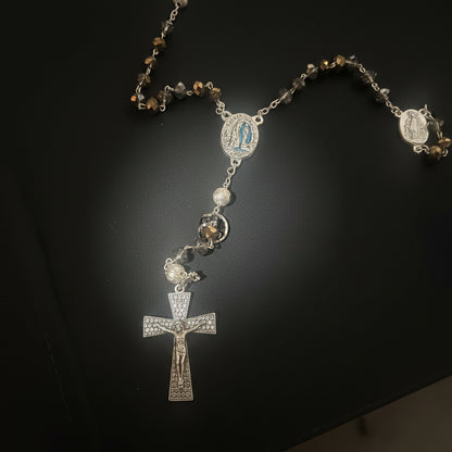 chapelet en acier inoxydable argenté avec magnifiques perles marron cuivre, médaille de la vierge sertie contenant de l&