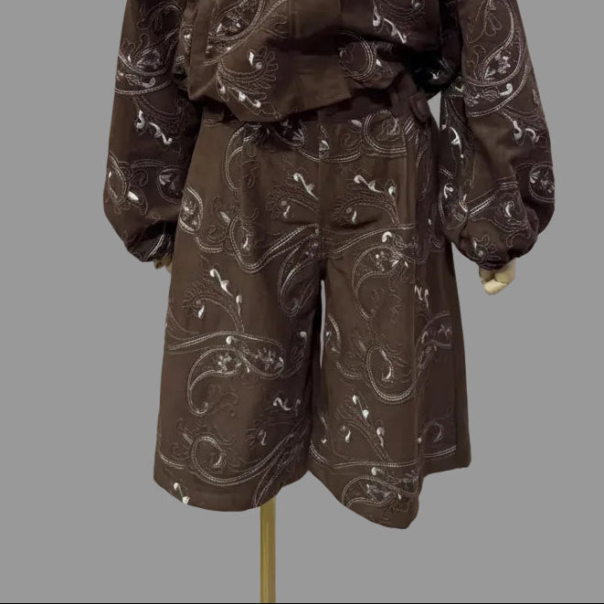 Bermuda bohème W57551 – short long femme marron chocolat effet daim, coupe ample taille haute et broderies paisley contrastées, style automne hiver à porter avec bottes et collants