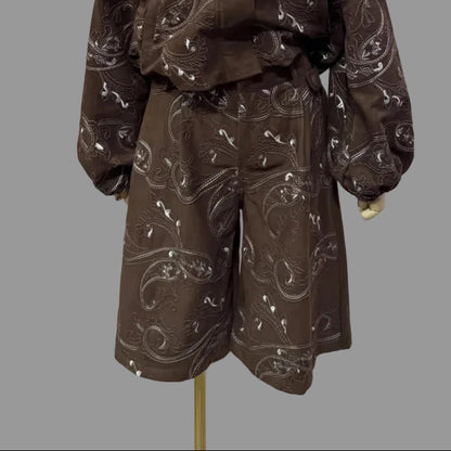 Bermuda bohème W57551 – short long femme marron chocolat effet daim, coupe ample taille haute et broderies paisley contrastées, style automne hiver à porter avec bottes et collants