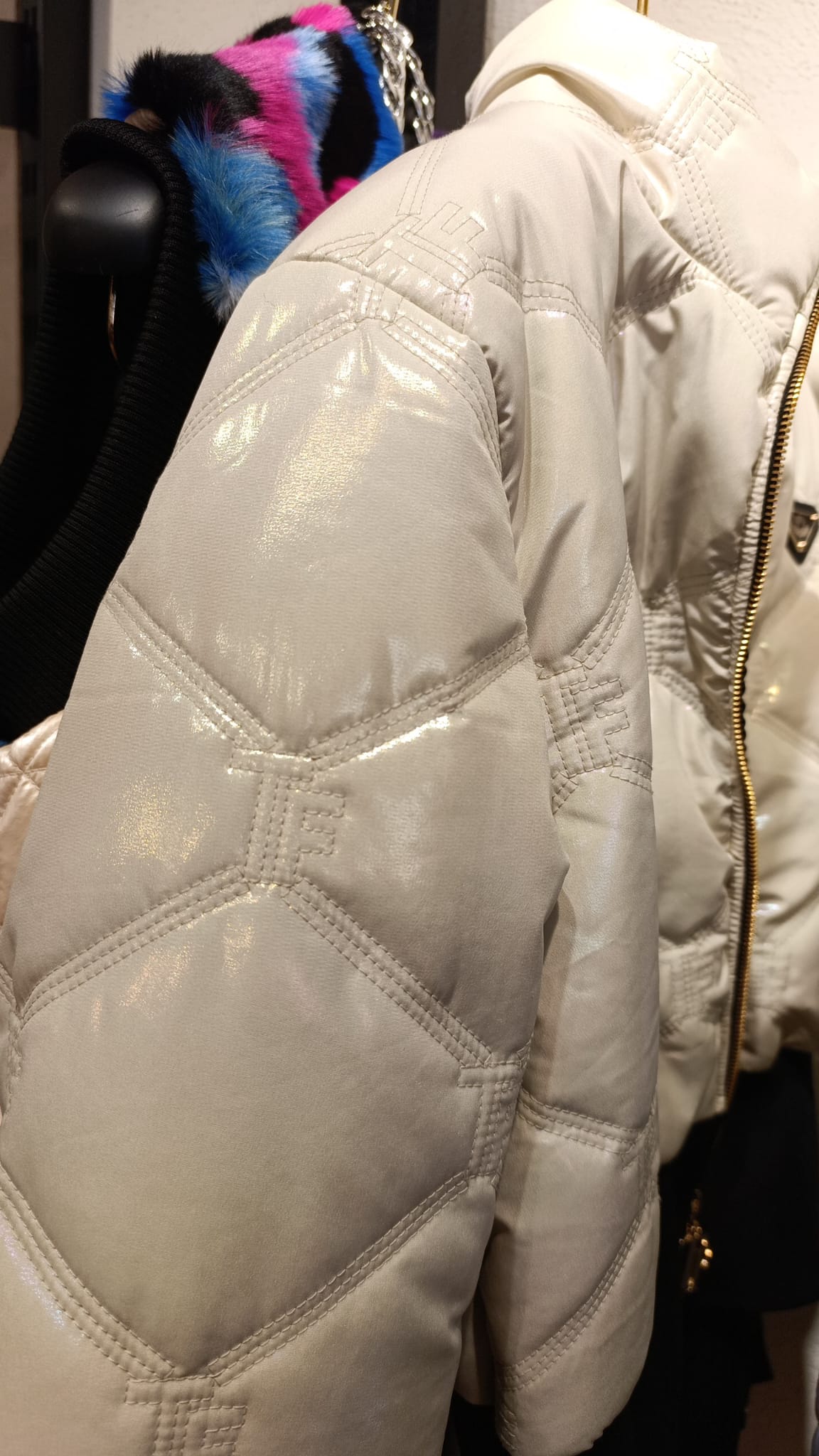 9130 TATU Ensemble combinaison doudoune la blanche légèrement crème a de jolie reflets nacrés 2 pieces luxe comportant des plaques avec le logo de la marque