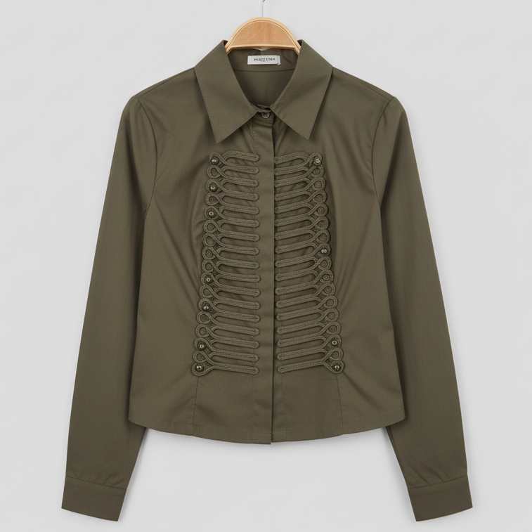 Chemise officier MA3297 – chemise blanche femme à boutonnage décoratif style militaire sur le devant, col classique et manches longues, coupe structurée chic pour le bureau et les sorties