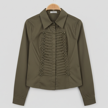 Chemise officier MA3297 – chemise blanche femme à boutonnage décoratif style militaire sur le devant, col classique et manches longues, coupe structurée chic pour le bureau et les sorties