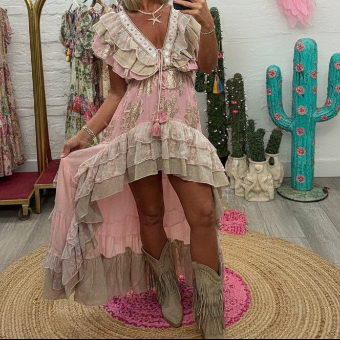 ROBE bohême PAP64 : Taille unique coupe asymétrique ultime ✨ décolleté plongeant, volants vaporeux et détails dorés. un look festival chic irrésistible avec sa coupe cascade. dispo en beige, rose et bleu ciel ! 🌸