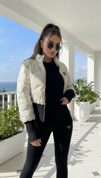 9130 TATU Ensemble combinaison doudoune la blanche légèrement crème a de jolie reflets nacrés 2 pieces luxe comportant des plaques avec le logo de la marque