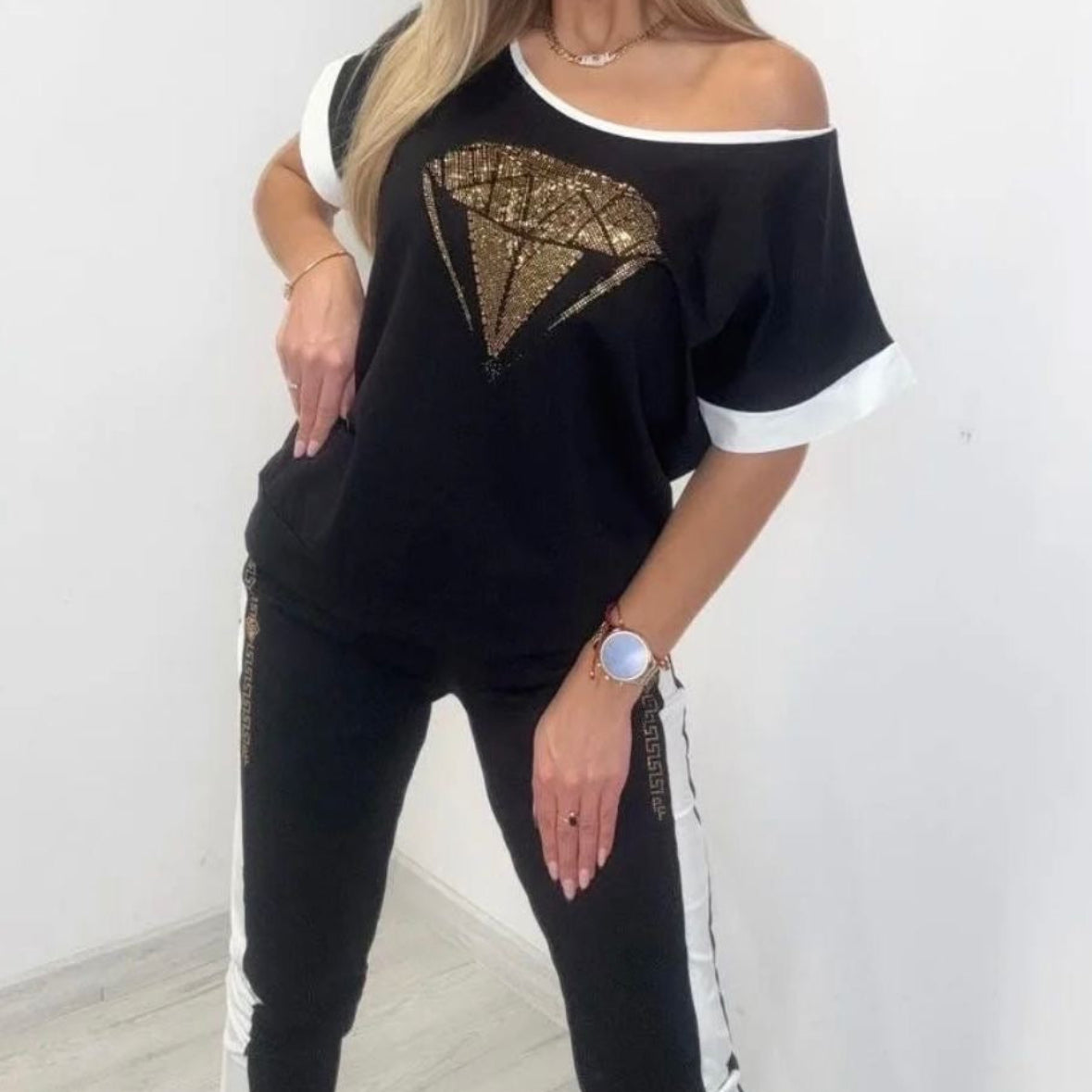 Paparazzi Fashion 0053 Ensemble graphique tenue femme trois pièces avec haut à motif diamant, gilet long à capuche et pantalon bicolore, détails noirs, blancs et dorés, taille unique annoncée du 38 au 44