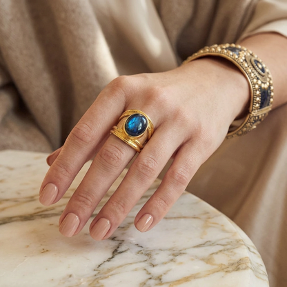 NIIKI PARIS 457 Bague Luna dorée à finition texturée avec pierre de labradorite aux reflets changeants bijou féminin original au style élégant et contemporain à porter seul ou avec des accessoires discrets pour le quotidien et les soirées