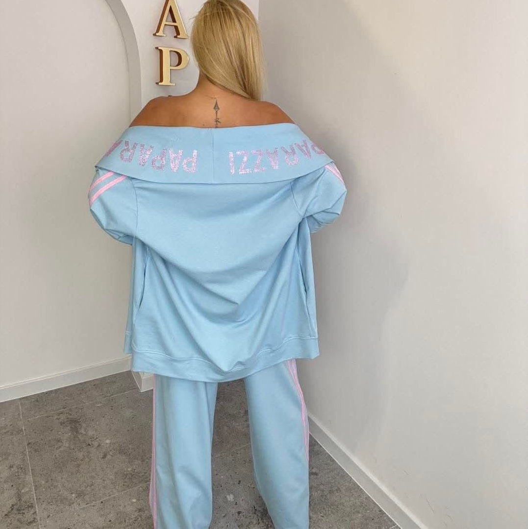 0129 PAPARAZZI sublimez votre allure avec cet ensemble trois pièces bleu ciel exclusif signé paparazzi, comprenant un pantalon fluide, un top bustier et une chemise oversize ornés de strass roses étincelants.