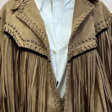 Veste western LR2822 – veste courte femme en suédine avec longues franges sur le buste et les manches, clous argentés et surpiqûres tressées, style bohème chic country