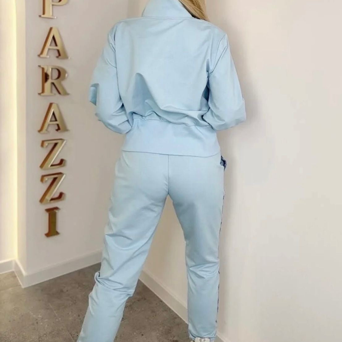 0090 PAPARAZZI ensemble jogging bleu ciel paparazzi luxe avec ailes en strass argentés et cristaux scintillants coupe slim fit glamour tendance