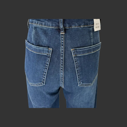 Jean brodé B6213 – jean femme bleu foncé en denim brut, coupe large taille haute et broderies florales dorées au bas des jambes, détails festonnés pour une silhouette bohème chic originale