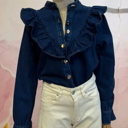 Chemise denim 82215 – chemise femme en jean bleu brut épais avec grands volants plissés, col officier et boutons dorés, manches longues pour une tenue romantique et chic