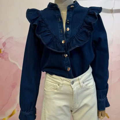 Chemise denim 82215 – chemise femme en jean bleu brut épais avec grands volants plissés, col officier et boutons dorés, manches longues pour une tenue romantique et chic