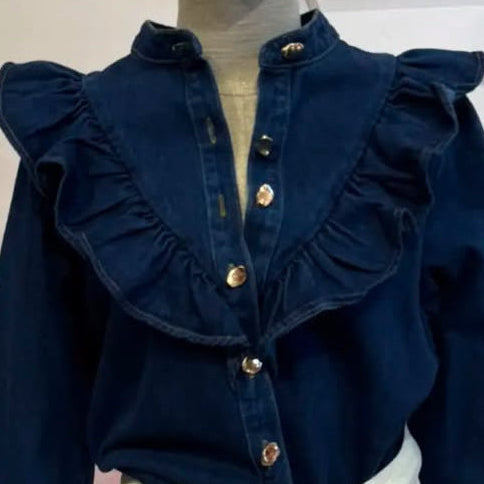 Chemise denim 82215 – chemise femme en jean bleu brut épais avec grands volants plissés, col officier et boutons dorés, manches longues pour une tenue romantique et chic
