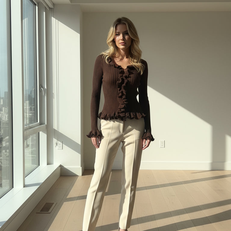 U20521 top  moulant, cintré à la taille volant du décolleté au bas du buste