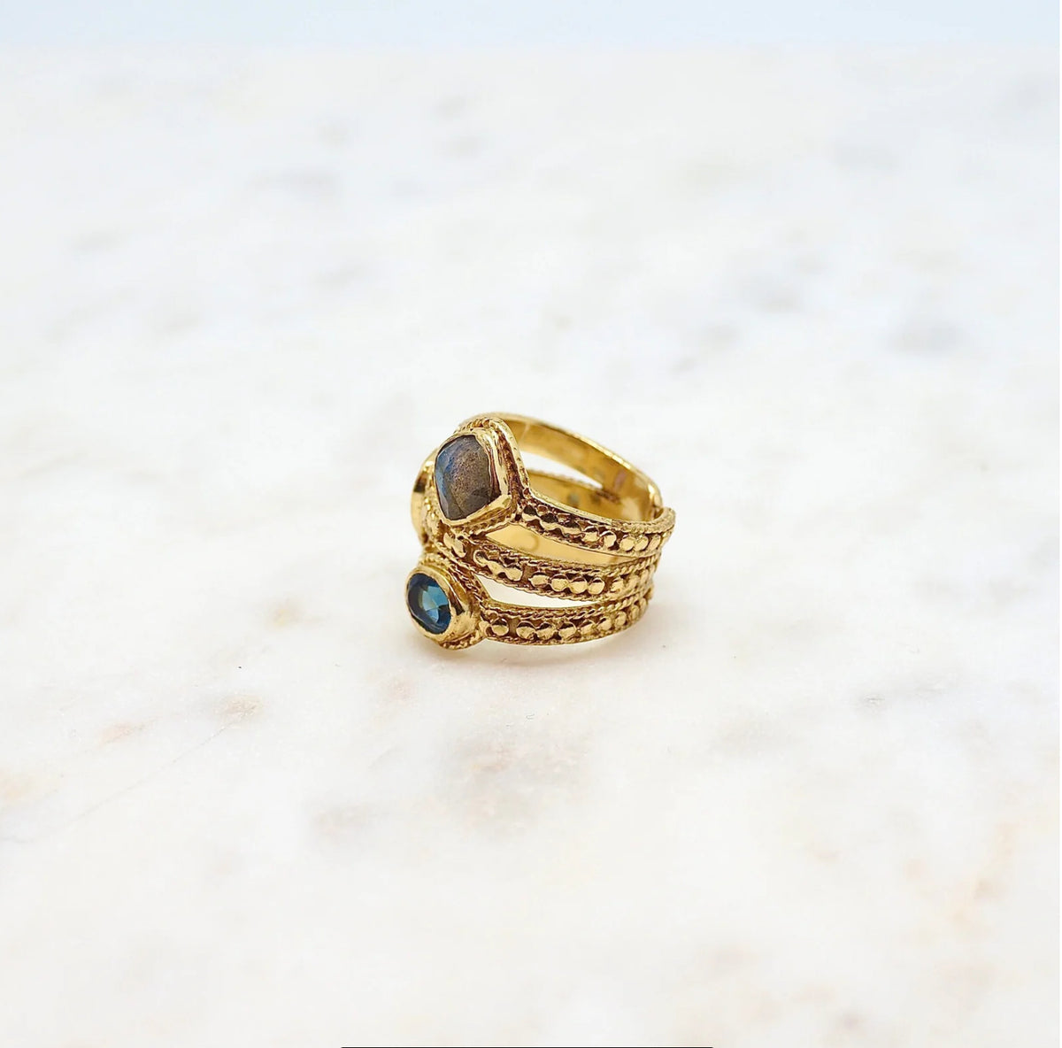 NCR061G NIIKI PARIS bague Elena plaqué or pierres semi-précieuses améthyste/iolite/hydro /labradorite/zirkon Tout les bijoux NIIKI indisponibles sont en précommande dans un délai de 15 jours ouvrables voir en privé avec Laetitia .