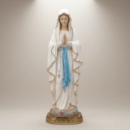 statue notre-dame de lourdes 120 cm sur socle bénie et passée sous la grotte visage paisible voile blanc dore robe blanche ceinture bleue grand chapelet dore oratoire collection priere tres belle taille
