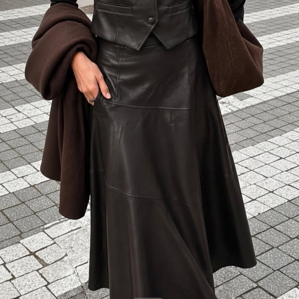 Ensemble chocolat LR3003 – tenue femme deux pièces en similicuir marron avec gilet sans manches boutonné et jupe longue évasée, silhouette élégante et moderne pour l&