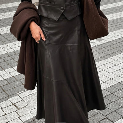 Ensemble chocolat LR3003 – tenue femme deux pièces en similicuir marron avec gilet sans manches boutonné et jupe longue évasée, silhouette élégante et moderne pour l&