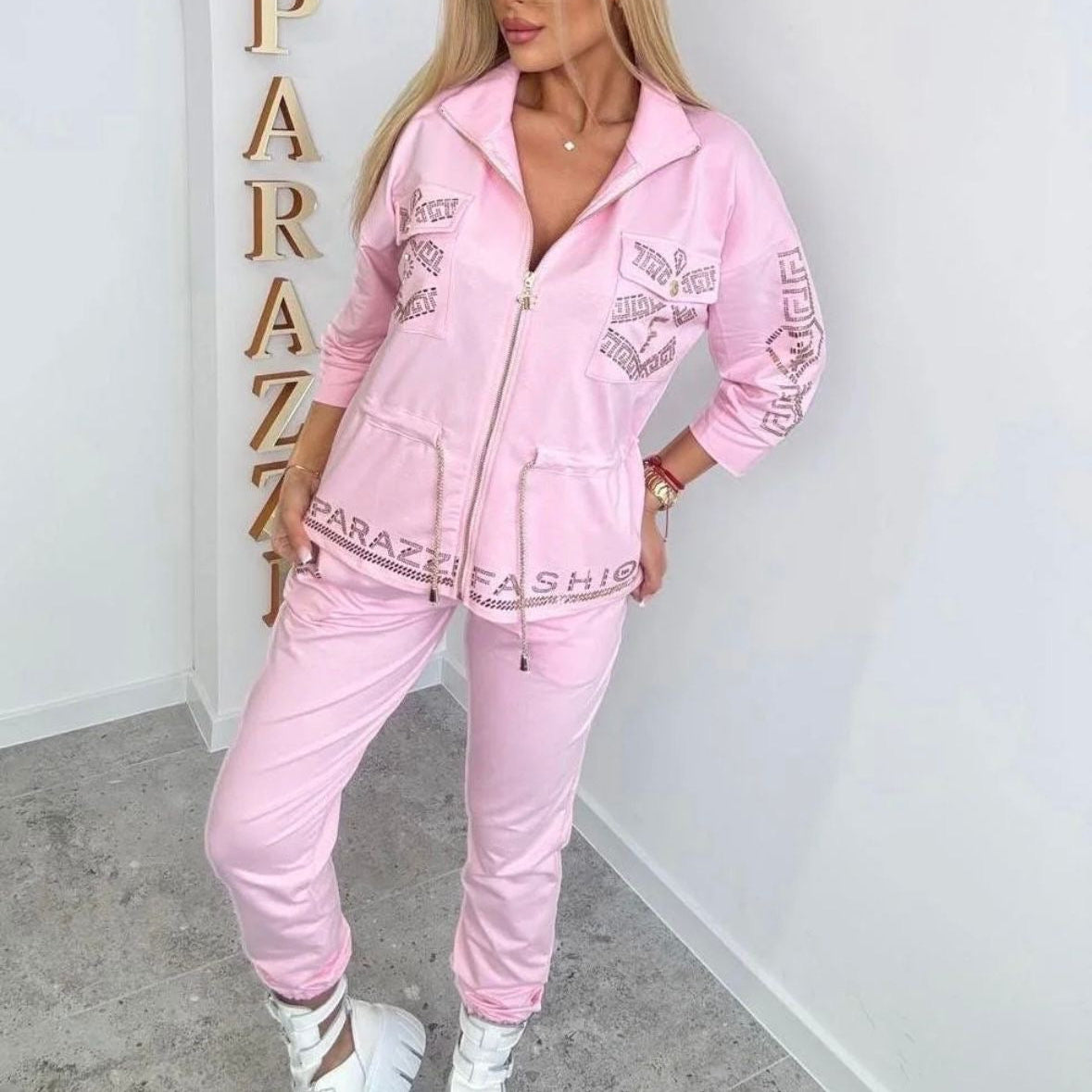 Paparazzi Fashion 0133 ensemble 2 pièces, jogging premium rose pastel veste zippée à strass &amp; pantalon ajusté,style urban chic &amp; glamour ""tenue de détente confortable et tendance pour femme vêtement femme tendance de la collection Pap