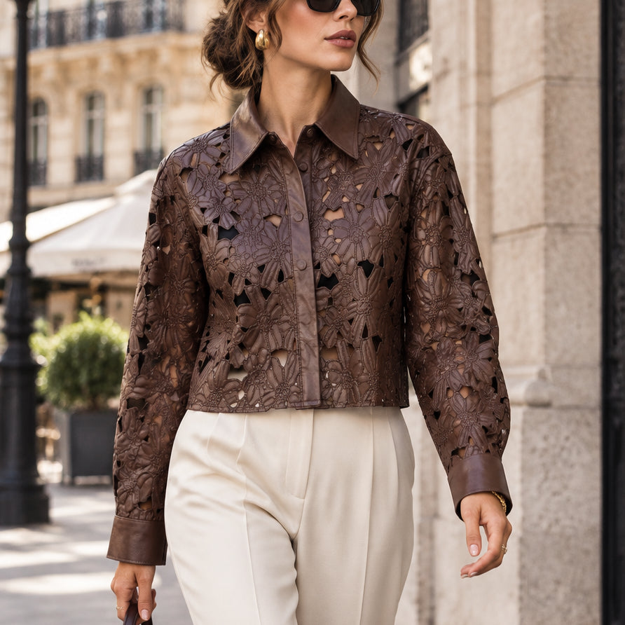 Blouson ajouré MBB8915 – veste courte femme en similicuir marron chocolat avec découpes florales au laser, col chemise et boutons devant, pièce originale pour une tenue chic de saison