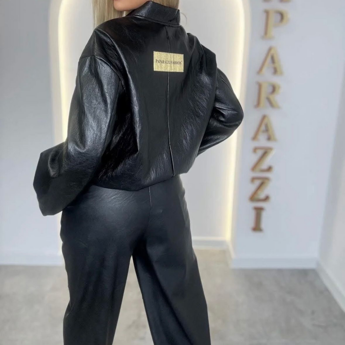 222 PAPARAZZI Veste en similicuir noir à la finition brillante. Il comprend un blouson court zippé à col montant. Un look monochrome moderne alliant texture souple, reflets lumineux et allure urbaine affirmée.