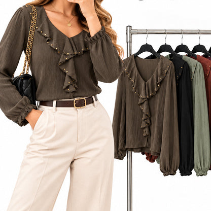 Chemisier bohème 26710 – blouse femme marron kaki à décolleté en V, volant cascade orné de petits clous dorés et manches bouffantes, style chic pour l&