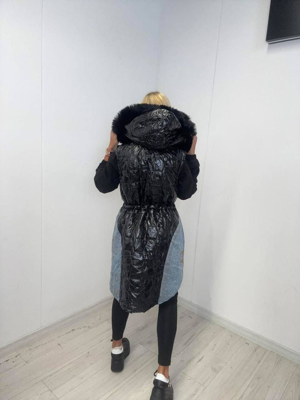 3239 PAPARAZZI doudoune à fermeture éclair, avec une capuche fourrure, resserrer à la taille matelassée par endroit et du jeans