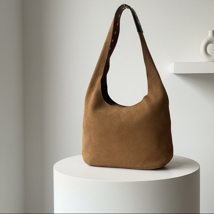 SAC 814 en daim très souple tout clouté sur l avant et sur la anse (40cm de large 20cm de haut)