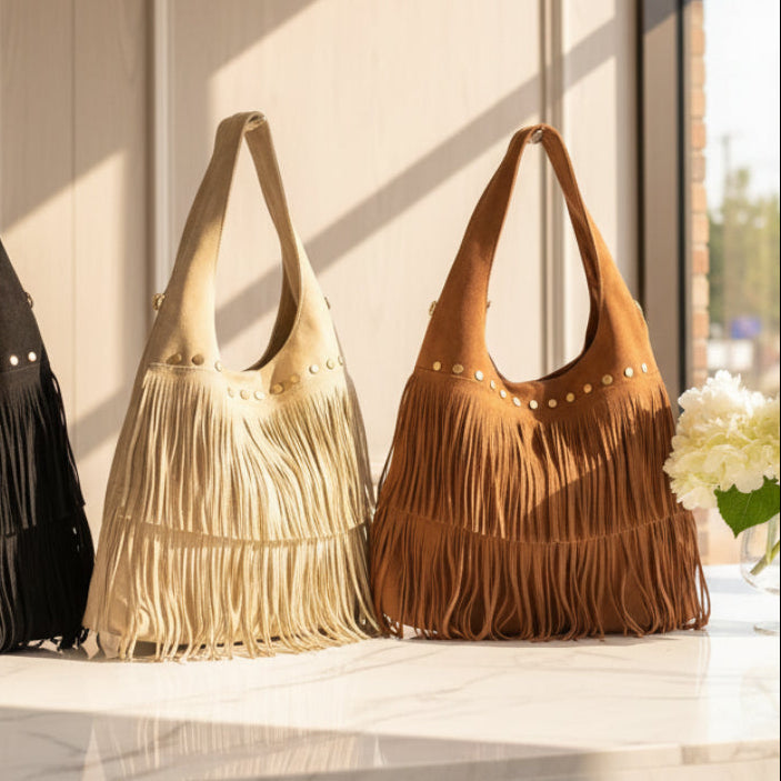 SAC A MAIN 11320 BOHÈME en cuir daim véritable avec franges bohême et détails cloutés dorés – accessoire de mode vintage chic style festival pour femme, disponible en coloris beige sable et marron cognac intense.