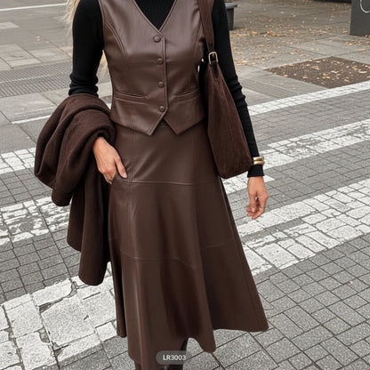 Ensemble chocolat LR3003 – tenue femme deux pièces en similicuir marron avec gilet sans manches boutonné et jupe longue évasée, silhouette élégante et moderne pour l&