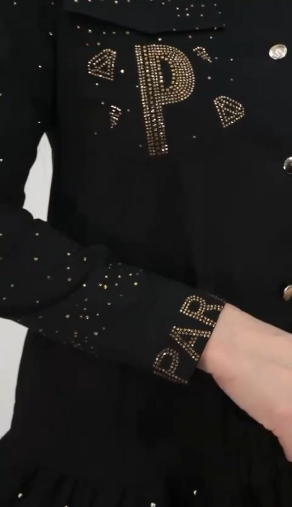 0023 PAPARAZZI Robe a volants col chemise boutonnée jusqu’à la taille des strass dorés un peu partout ainsi que sur les logos de la marque ceinture fournie