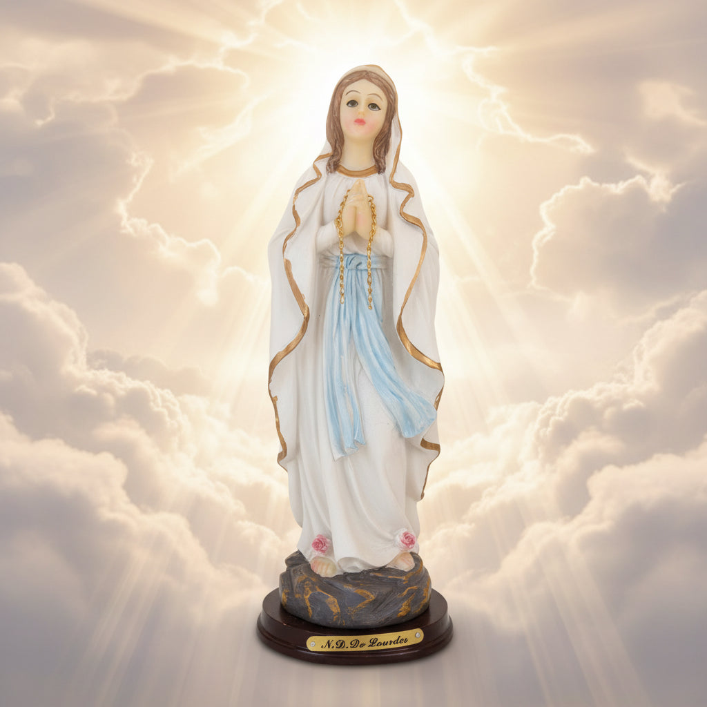 Vierges artisanales : ￼comparaison détaillée et nuances subtiles entre quatre statues artisanales de notre-dame de lourdes en prière : analyse des variations de couleurs des rubans, des socles et de l&