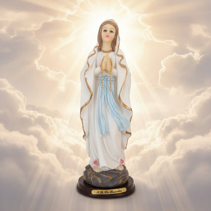 Vierges artisanales : ￼comparaison détaillée et nuances subtiles entre quatre statues artisanales de notre-dame de lourdes en prière : analyse des variations de couleurs des rubans, des socles et de l&