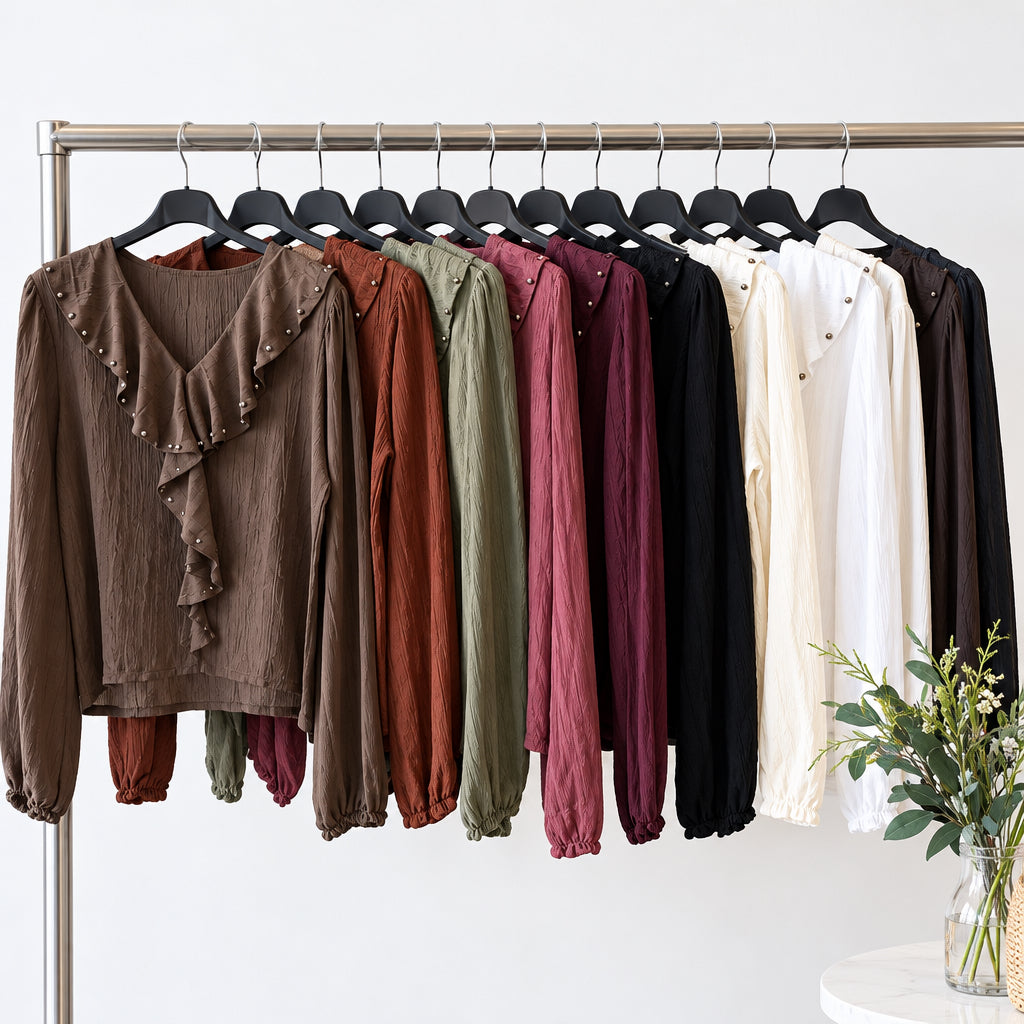 Chemisier bohème 26710 – blouse femme marron kaki à décolleté en V, volant cascade orné de petits clous dorés et manches bouffantes, style chic pour l&