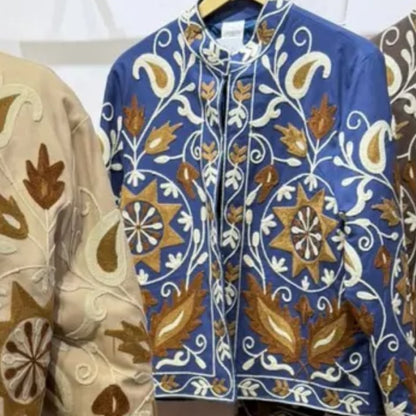 Veste brodée A8454 – veste courte femme à motifs floraux et arabesques en relief, nuances ivoire bronze et turquoise, tissu structuré aspect suédé, pièce bohème chic pour une tenue originale