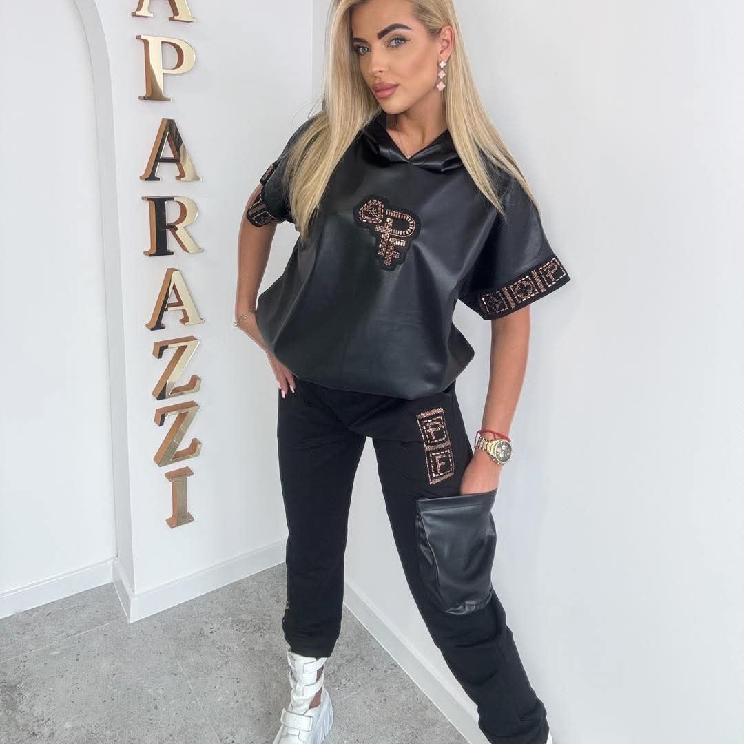 0115 PAPARAZZI sublimez votre allure avec cet ensemble trois pièces bleu ciel exclusif signé paparazzi, comprenant un pantalon fluide, un top bustier et une chemise oversize ornés de strass roses étincelants.