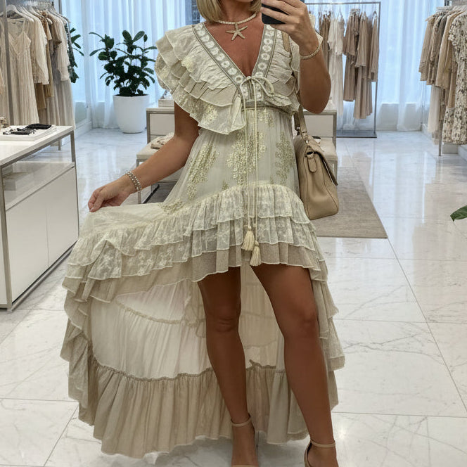 ROBE bohême PAP64 : Taille unique coupe asymétrique ultime ✨ décolleté plongeant, volants vaporeux et détails dorés. un look festival chic irrésistible avec sa coupe cascade. dispo en beige, rose et bleu ciel ! 🌸