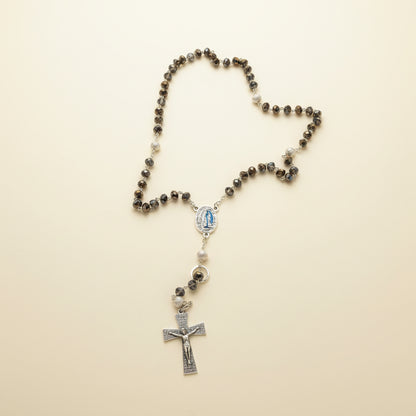 chapelet en acier inoxydable argenté avec magnifiques perles marron cuivre, médaille de la vierge sertie contenant de l&