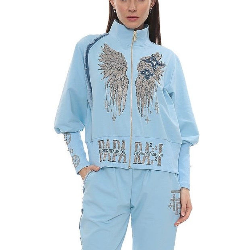 0090 PAPARAZZI ensemble jogging bleu ciel paparazzi luxe avec ailes en strass argentés et cristaux scintillants coupe slim fit glamour tendance