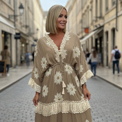 ROBE Longue Bohême : PAP61 MARGUERITE Taille Unique du  38/46  avec broderies fleurs et dentelle ✨ le look folk parfait pour briller. coupe fluide, détails sequins et esprit hippie chic. dispo en noir, beige et turquoise ! 🌸