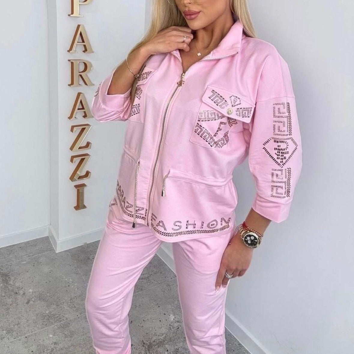 Paparazzi Fashion 0133 ensemble 2 pièces, jogging premium rose pastel veste zippée à strass &amp; pantalon ajusté,style urban chic &amp; glamour ""tenue de détente confortable et tendance pour femme vêtement femme tendance de la collection Pap