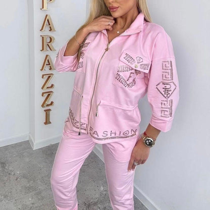 Paparazzi Fashion 0133 ensemble 2 pièces, jogging premium rose pastel veste zippée à strass &amp; pantalon ajusté,style urban chic &amp; glamour ""tenue de détente confortable et tendance pour femme vêtement femme tendance de la collection Pap