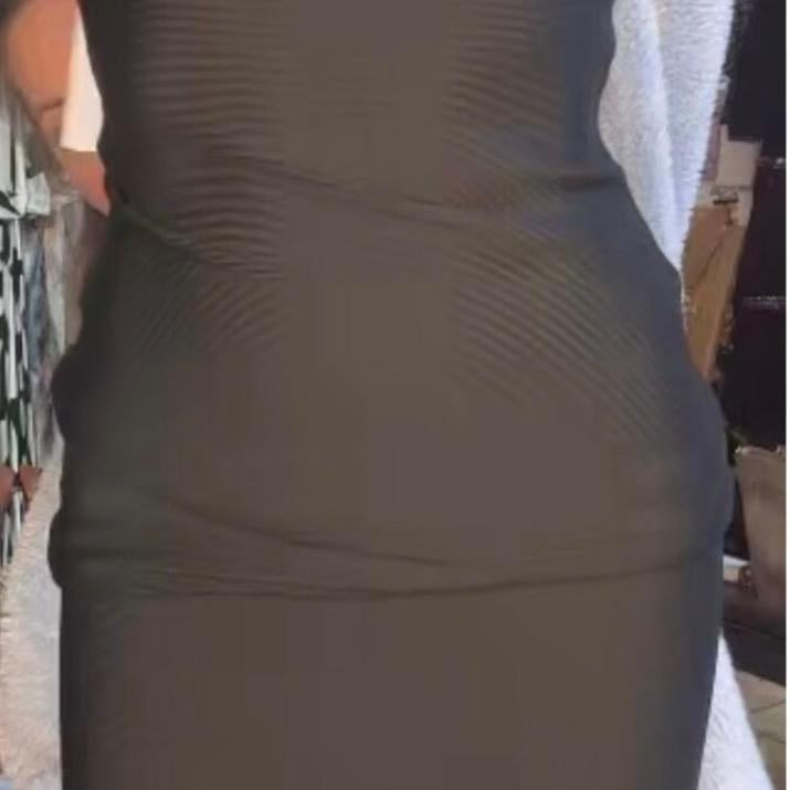 POPUP J07 ROBE GAINANTE ET DÉCOLLETÉ