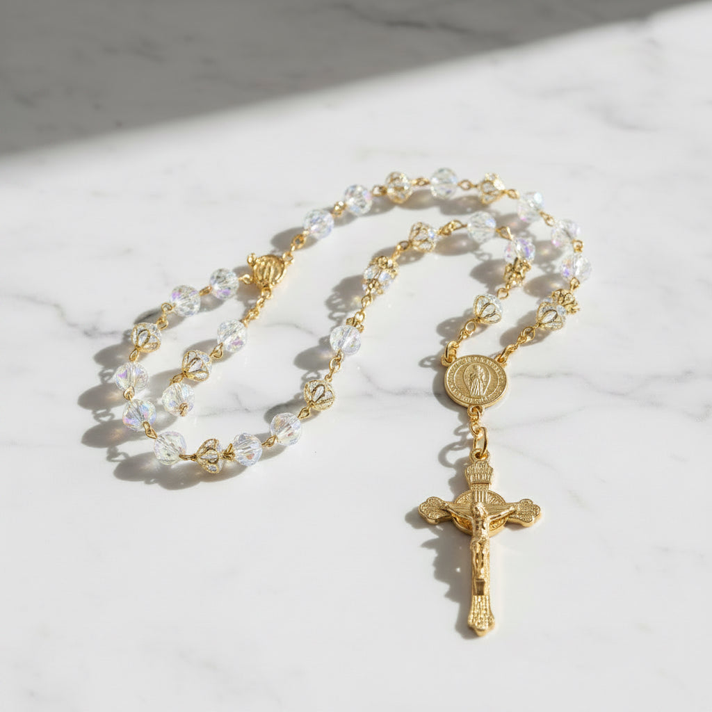 chapelet catholique de dévotion en plaqué or et perles de cristal irisé de haute qualité béni à lourdes par un prêtre et passé sous la grotte des apparitions, objet de foi précieux et authentique pour la prière ou le cadeau